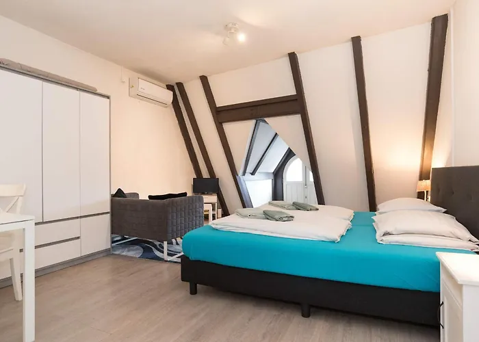 Redlight District Smokers Friendly Private Studio